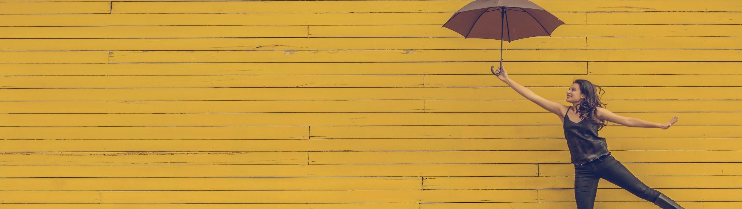 Foto von Edu Lauton woman holding brown umbrella